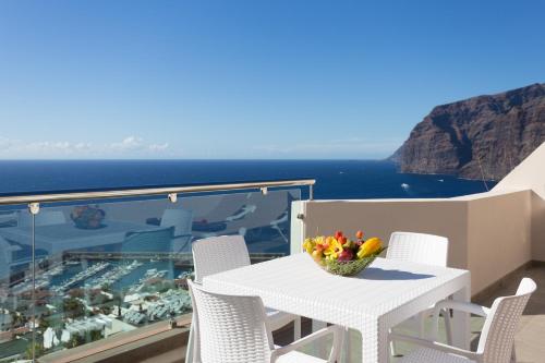 Suite Superior de 1 dormitorio con jacuzzi y vistas al mar del hotel Royal Sun Resort. Foto 2