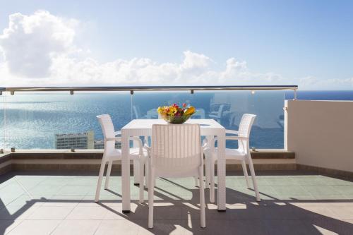 Suite Superior de 1 dormitorio con jacuzzi y vistas al mar del hotel Royal Sun Resort. Foto 1