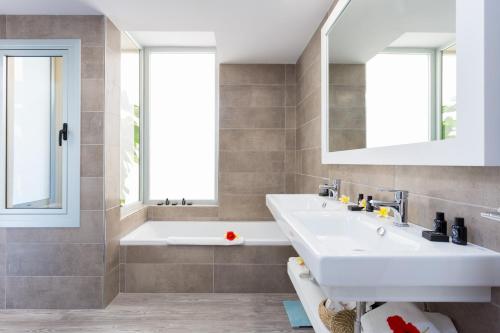 Suite Superior de 1 dormitorio con jacuzzi y vistas al mar del hotel Royal Sun Resort. Foto 3