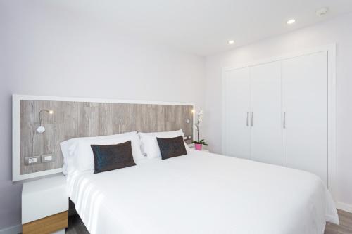 Suite Superior de 1 dormitorio con jacuzzi y vistas al mar del hotel Royal Sun Resort. Foto 4