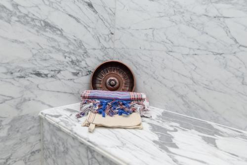 Habitación Deluxe con hammam del hotel Barcelo Istanbul. Foto 5