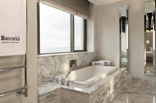 Suite Junior del hotel Barcelo Istanbul. Foto 6
