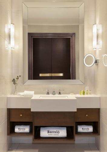 Habitación Familiar Superior contigua del hotel Barcelo Istanbul. Foto 4