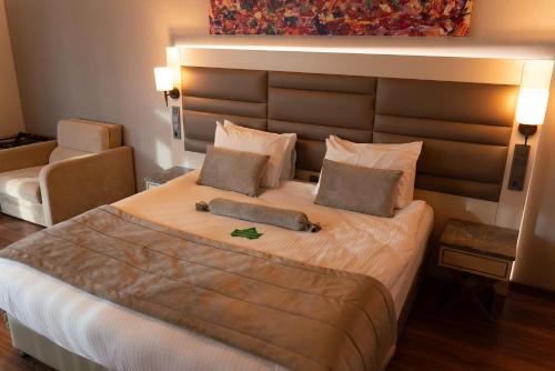 Habitación Triple Deluxe del hotel Golden Royal and Spa. Foto 1