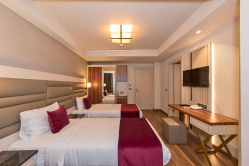 Habitación Triple Deluxe del hotel Golden Royal and Spa. Foto 3