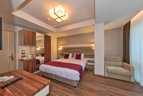 Habitación Triple Deluxe del hotel Golden Royal and Spa. Foto 6