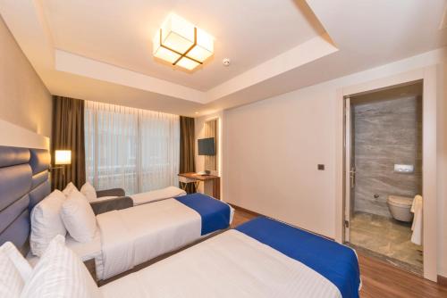 Habitación Triple Deluxe del hotel Golden Royal and Spa. Foto 8