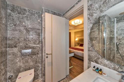 Habitación Triple Deluxe del hotel Golden Royal and Spa. Foto 10