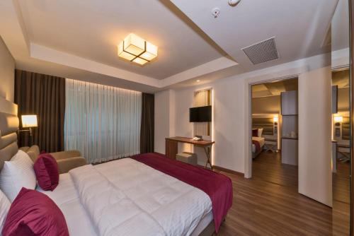 Habitación Triple Deluxe del hotel Golden Royal and Spa. Foto 15