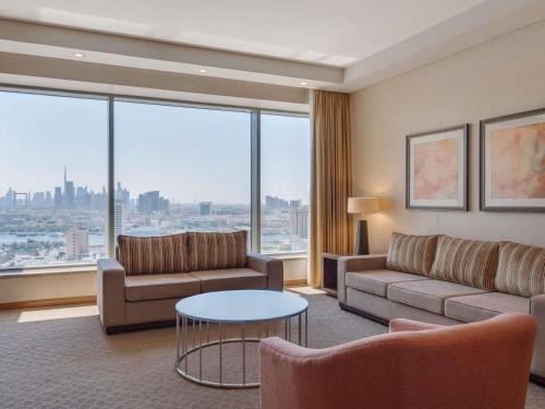 Corner Suite city and creek view del hotel Swissotel Al Ghurair. Foto 1