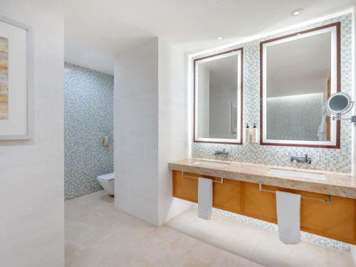 Suite Clásica del hotel Swissotel Al Ghurair. Foto 1