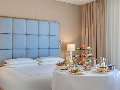 Habitación Clásica con cama extragrande del hotel Swissotel Al Ghurair