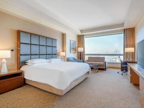 Deluxe Room King City View del hotel Swissotel Al Ghurair. Foto 3