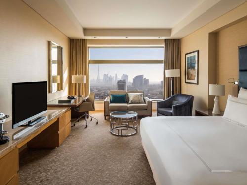 Deluxe Room King City View del hotel Swissotel Al Ghurair. Foto 5