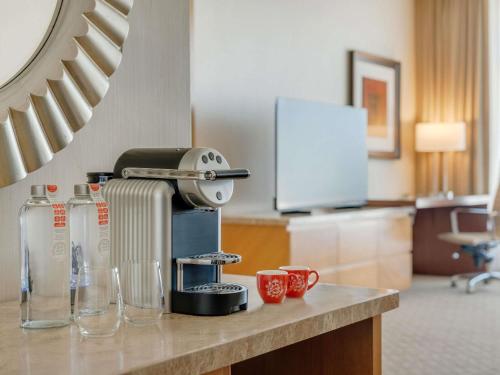 Deluxe Room King City View del hotel Swissotel Al Ghurair. Foto 6