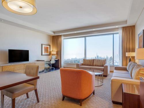 Corner Suite city and creek view del hotel Swissotel Al Ghurair. Foto 3