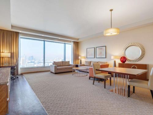 Corner Suite city and creek view del hotel Swissotel Al Ghurair. Foto 6