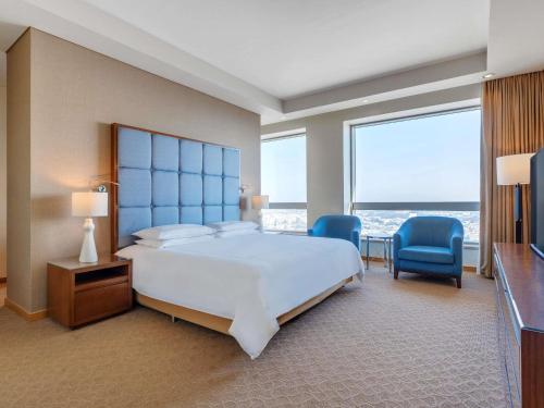 Corner Suite city and creek view del hotel Swissotel Al Ghurair. Foto 7