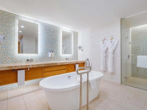 Corner Suite city and creek view del hotel Swissotel Al Ghurair. Foto 8