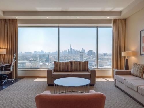 Corner Suite city and creek view del hotel Swissotel Al Ghurair. Foto 9