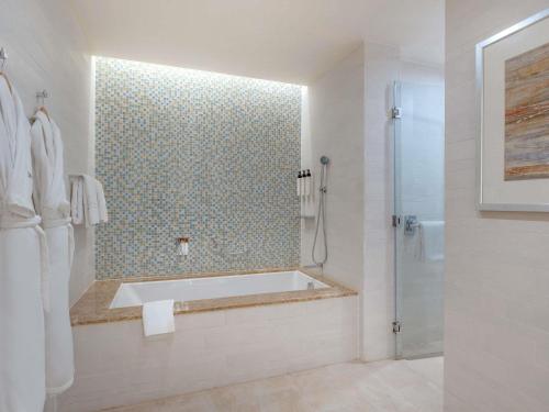 Suite Clásica del hotel Swissotel Al Ghurair. Foto 5