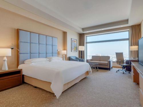 Executive King Room del hotel Swissotel Al Ghurair. Foto 3