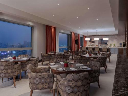 Executive King Room del hotel Swissotel Al Ghurair. Foto 7