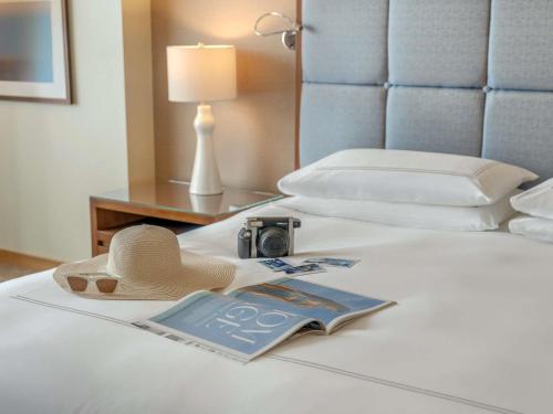 Deluxe Room Twin City View del hotel Swissotel Al Ghurair. Foto 3