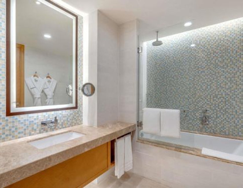 Habitación Clásica con cama extragrande del hotel Swissotel Al Ghurair. Foto 4