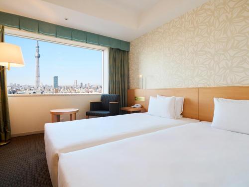 Habitación Doble Económica con vistas a la Tokyo Skytree - 2 camas - No fumadores del hotel Tobu Levant Tokyo. Foto 2