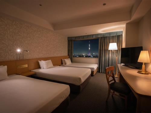 Habitación Triple con vistas a la torre Skytree de Tokio - No fumadores del hotel Tobu Levant Tokyo. Foto 2