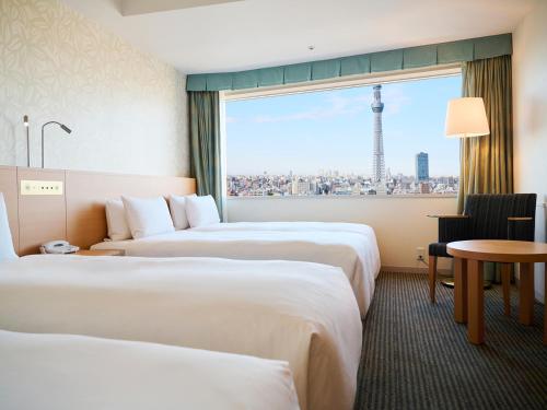 Habitación Cuádruple Estándar con vistas a la Tokyo Skytree - No fumadores del hotel Tobu Levant Tokyo. Foto 1