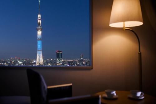 Habitación Cuádruple Esquinera con vistas a la torre Tokyo Skytree - No fumadores del hotel Tobu Levant Tokyo. Foto 1