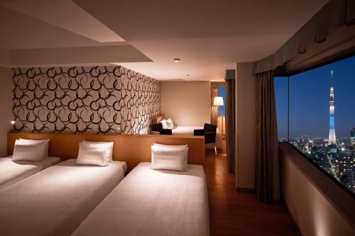 Habitación Cuádruple Esquinera con vistas a la torre Tokyo Skytree - No fumadores del hotel Tobu Levant Tokyo. Foto 6