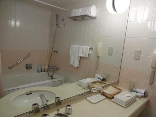 Habitación Doble Estándar con vistas a la torre Skytree de Tokio - 2 camas - No fumadores del hotel Tobu Levant Tokyo. Foto 1