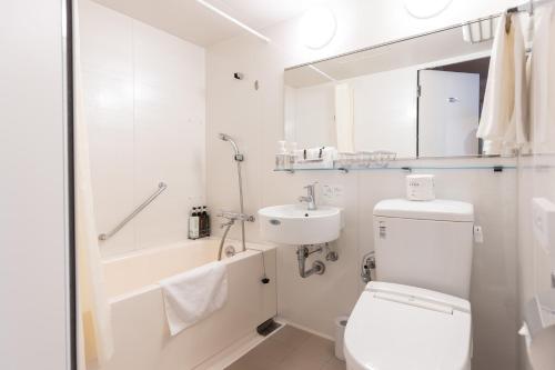 Habitación Triple Deluxe para no fumadores del hotel Rose Garden Shinjuku. Foto 1