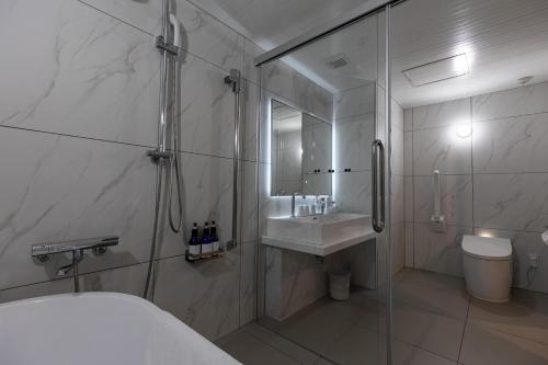Habitación Cuádruple Superior con 2 camas supletorias - No fumadores del hotel Rose Garden Shinjuku. Foto 3