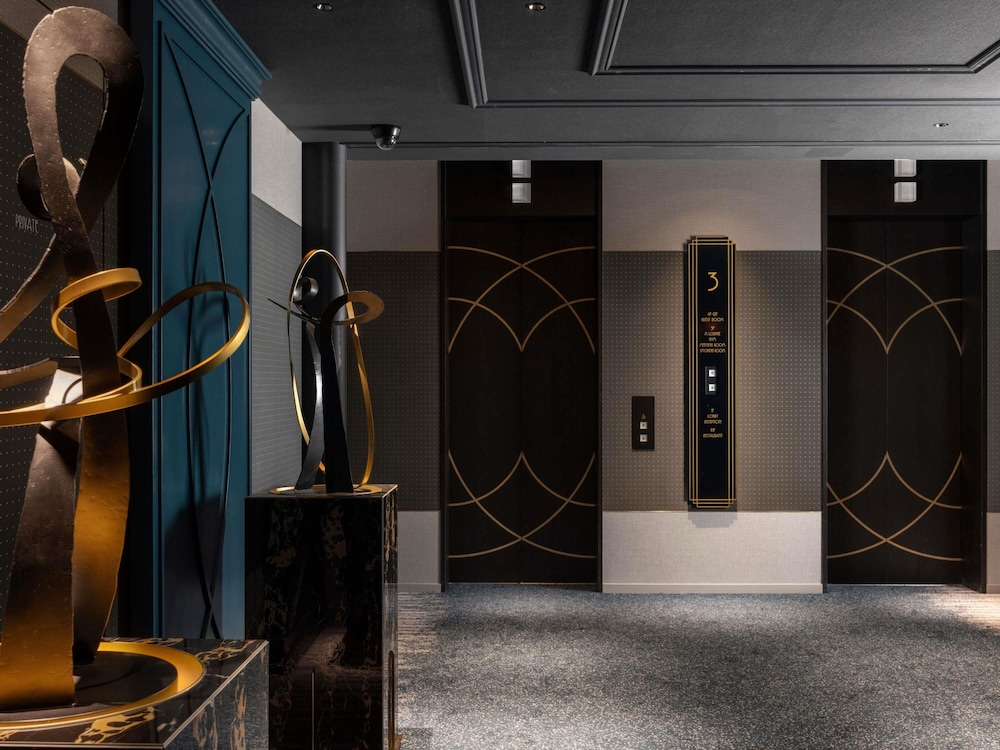 Habitación Privilege con 2 camas individuales y acceso al salón del hotel Mercure Tokyo Hibiya. Foto 10