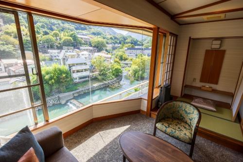 Habitación de estilo japonés con bañera al aire libre del hotel Kajikaso