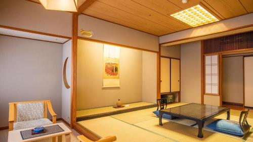 Habitación de estilo japonés con vistas a la ciudad del hotel Kajikaso. Foto 3