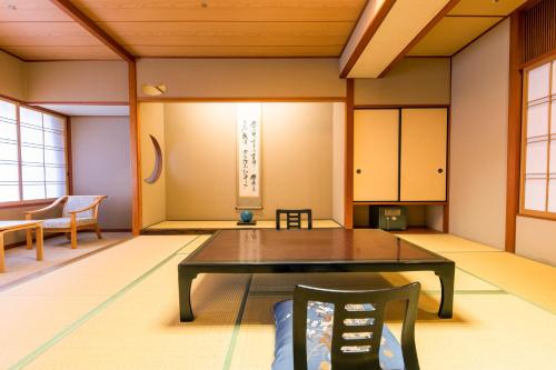 Habitación de estilo japonés con vistas a la ciudad del hotel Kajikaso. Foto 5