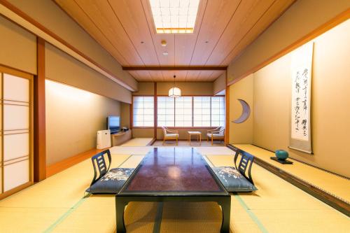 Habitación de estilo japonés con vistas a la ciudad del hotel Kajikaso. Foto 6