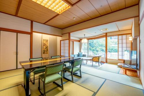 Habitación de estilo japonés con bañera al aire libre del hotel Kajikaso. Foto 1