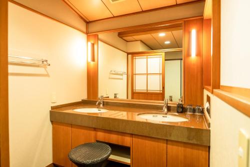 Habitación de estilo japonés con bañera al aire libre del hotel Kajikaso. Foto 3