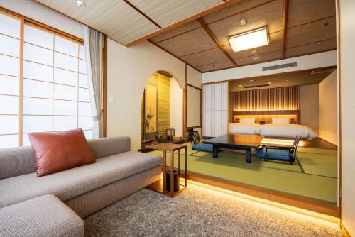 Habitación de estilo japonés - occidental con baño exterior y vistas al río del hotel Kajikaso
