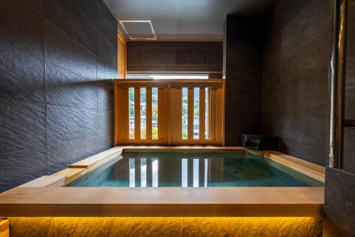 Habitación de estilo japonés - occidental con baño exterior y vistas al río del hotel Kajikaso. Foto 1