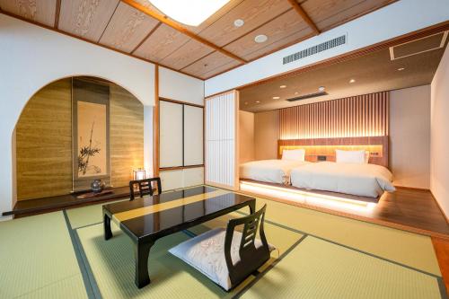 Habitación de estilo japonés - occidental con baño exterior y vistas al río del hotel Kajikaso. Foto 2