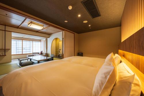 Habitación de estilo japonés - occidental con baño exterior y vistas al río del hotel Kajikaso. Foto 5