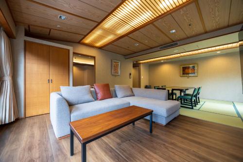 Habitación de estilo japonés - occidental con baño interior y vistas al río del hotel Kajikaso