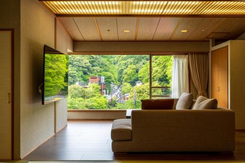 Habitación de estilo japonés - occidental con baño interior y vistas al río del hotel Kajikaso. Foto 1